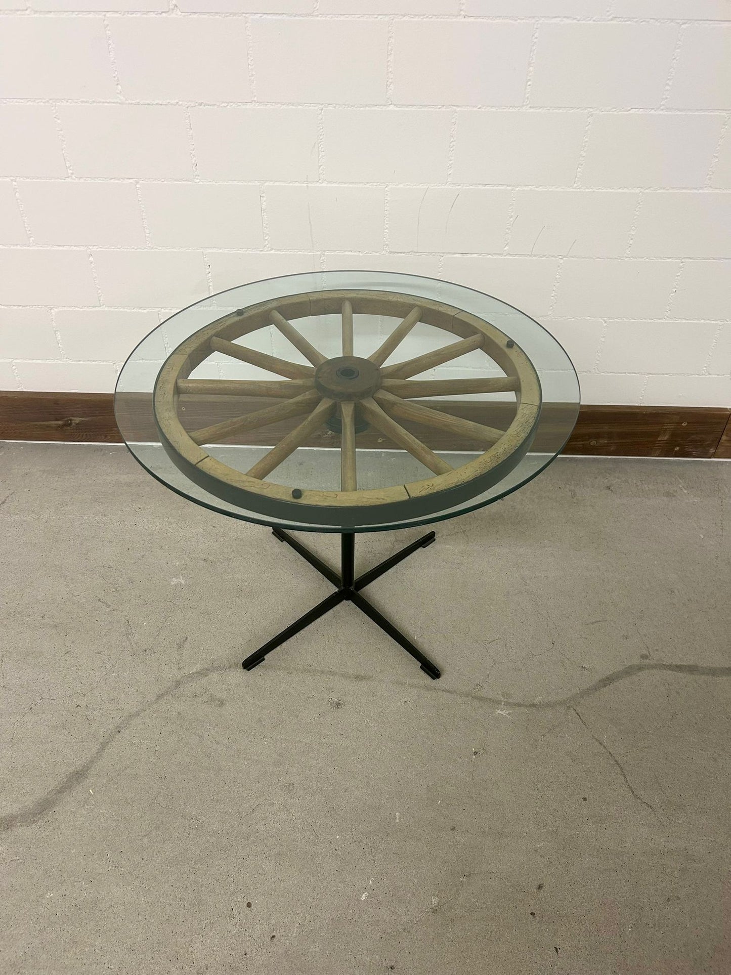 Vintage Retro Tisch mit Wagenrad Glasplatte Beistelltisch
