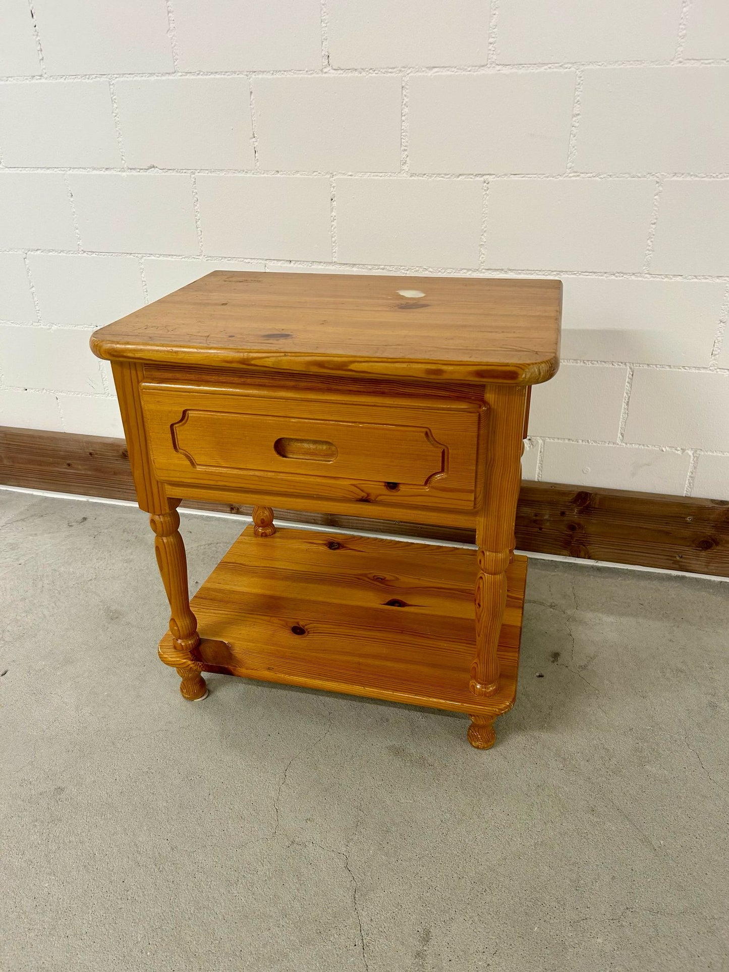 Nachttisch/Beistelltisch aus massivem Holz Top!