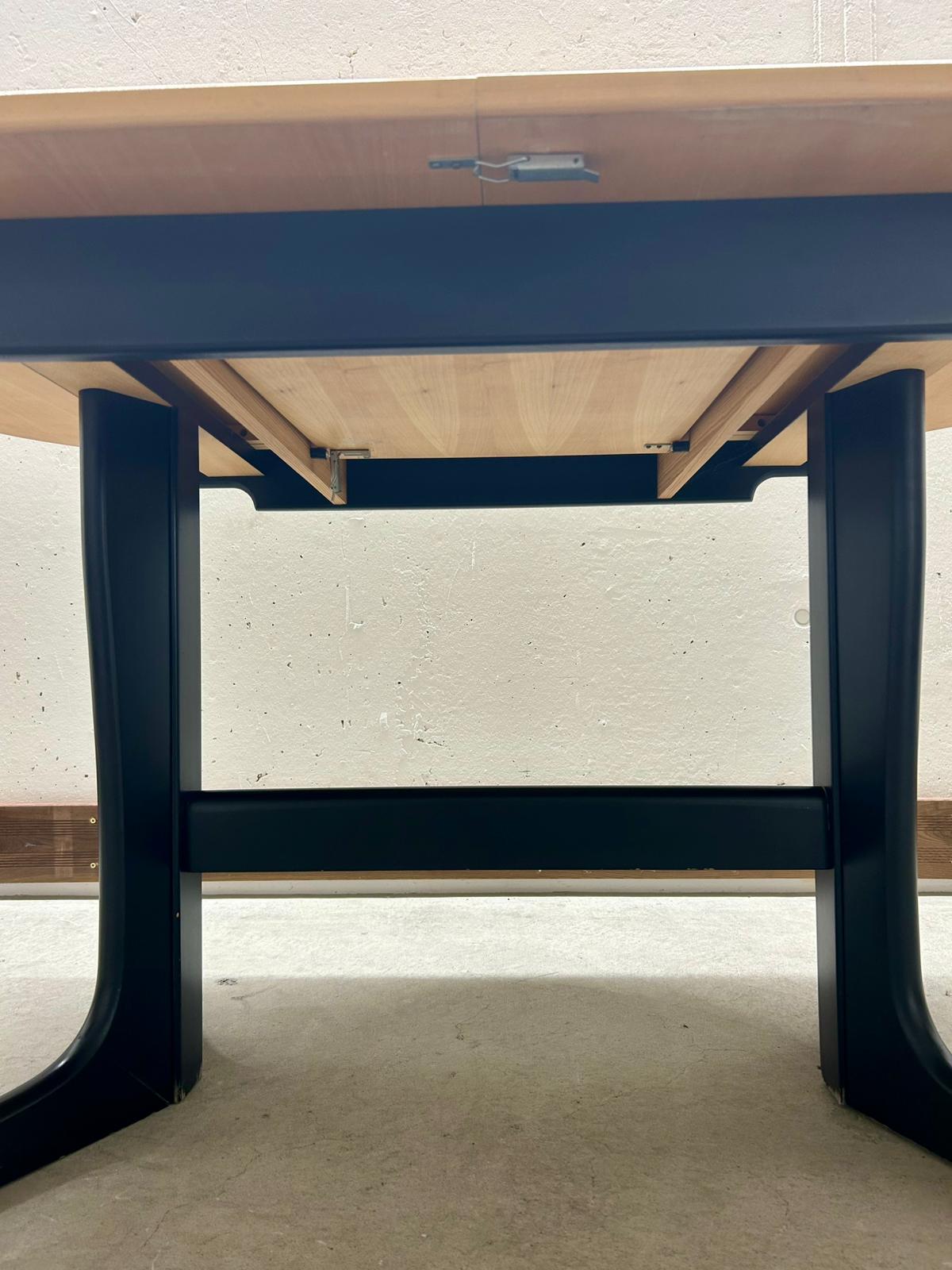 Ausziehbarer Esstisch helles Holz schwarzes Gestell oval