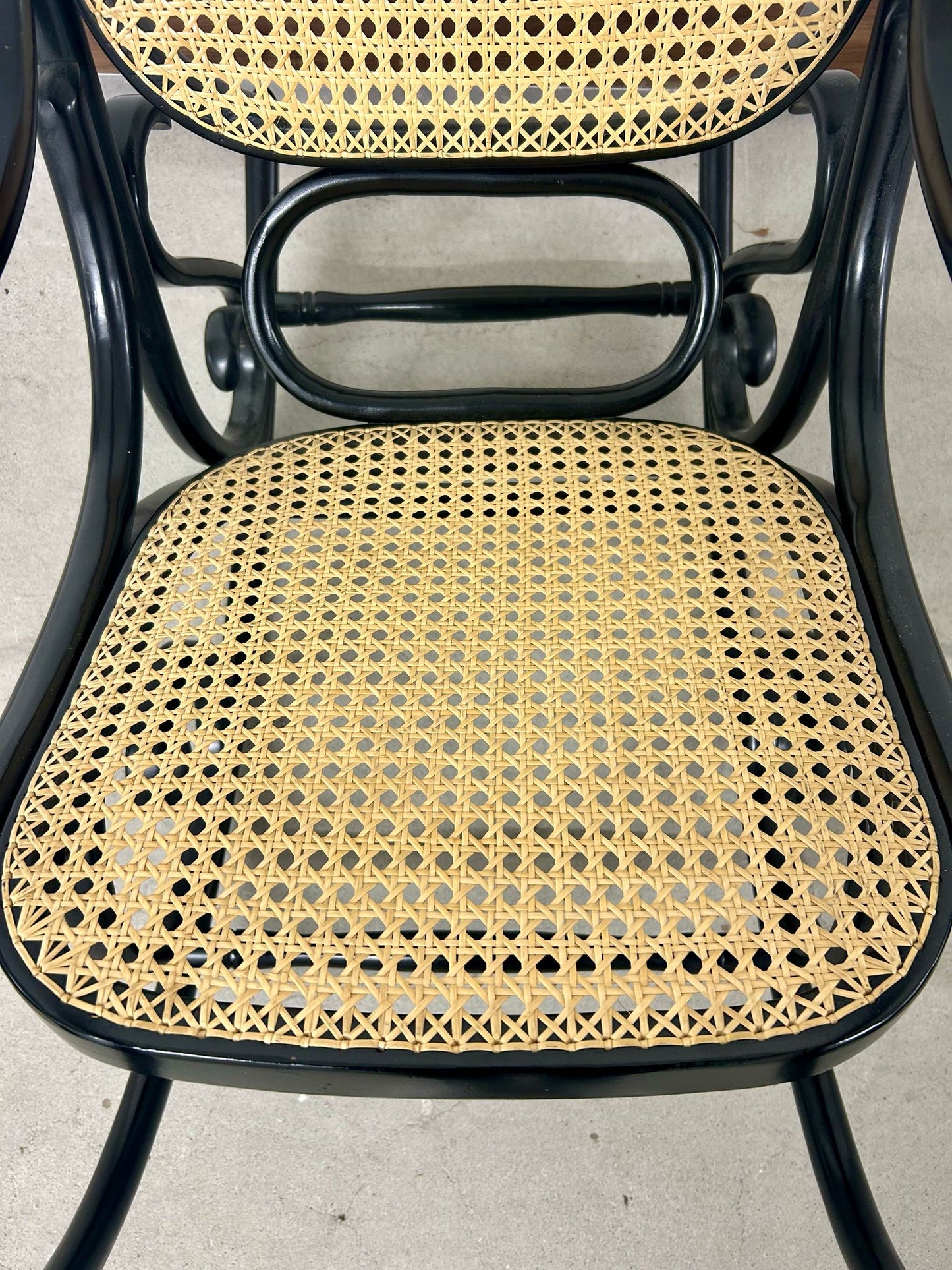 Schaukelstuhl, schwarz, Wiener Geflecht, im Thonet Stil