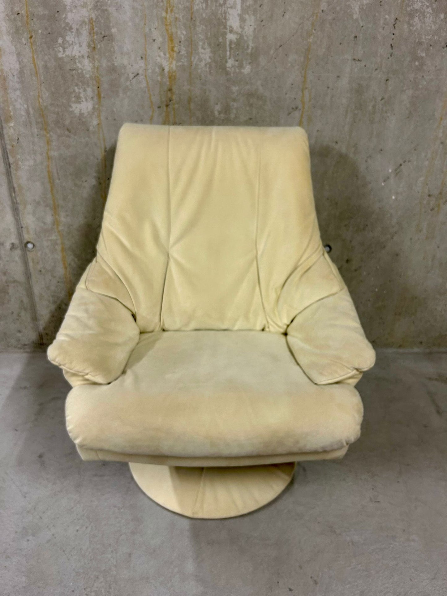 Bequemer Wildleder Sessel mit Hocker, von a.r.s, Relax Sessel