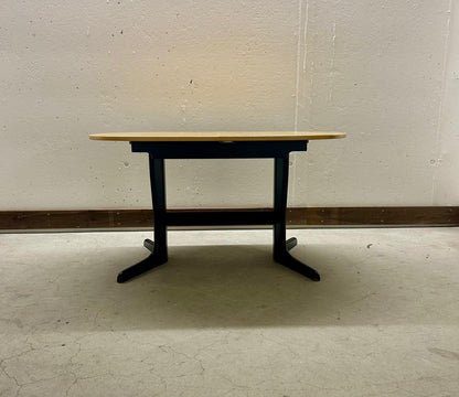 Ausziehbarer Esstisch helles Holz schwarzes Gestell oval