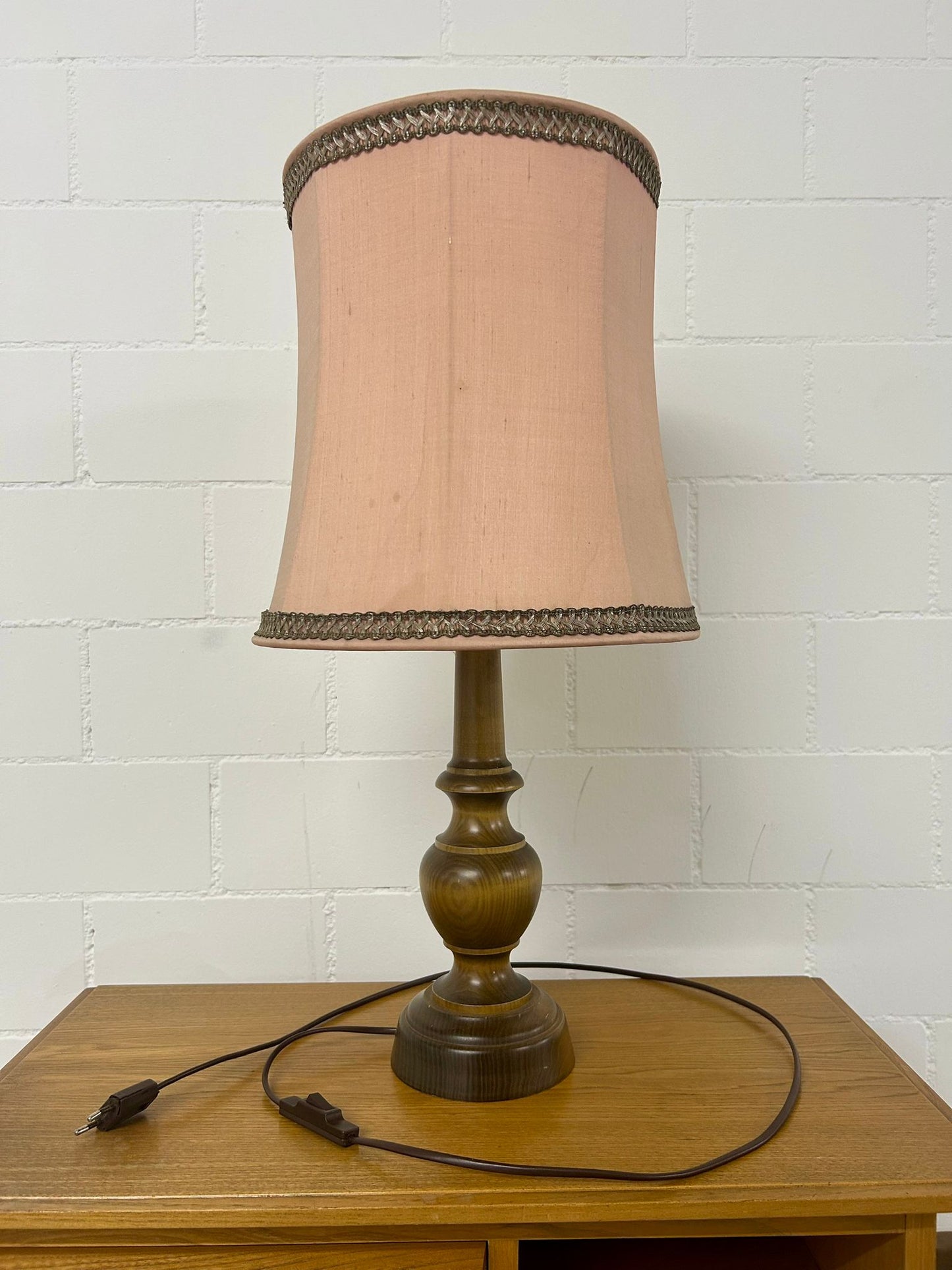 Holz Tischlampe mit rosa Lampenschirm Vintage Antiquität