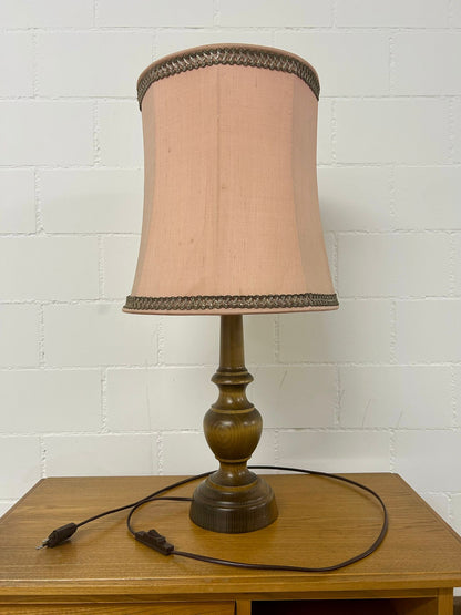 Holz Tischlampe mit rosa Lampenschirm Vintage Antiquität