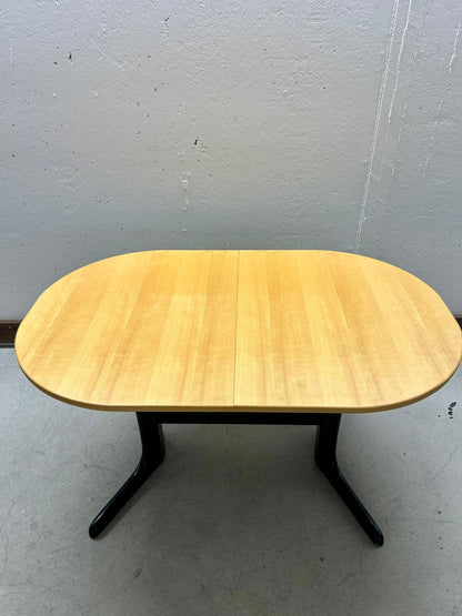 Ausziehbarer Esstisch helles Holz schwarzes Gestell oval