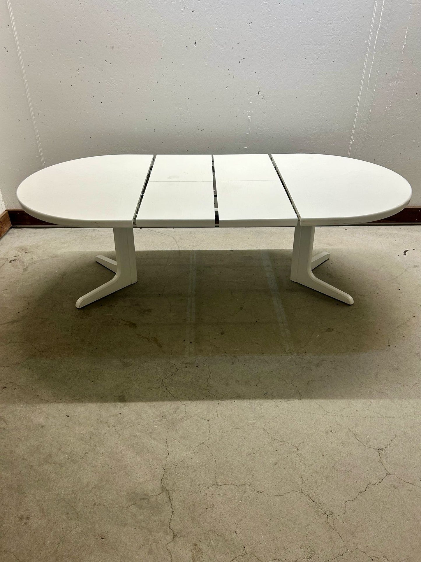 Weisser Ausziehtisch, oval, Esstisch aus massiv Holz