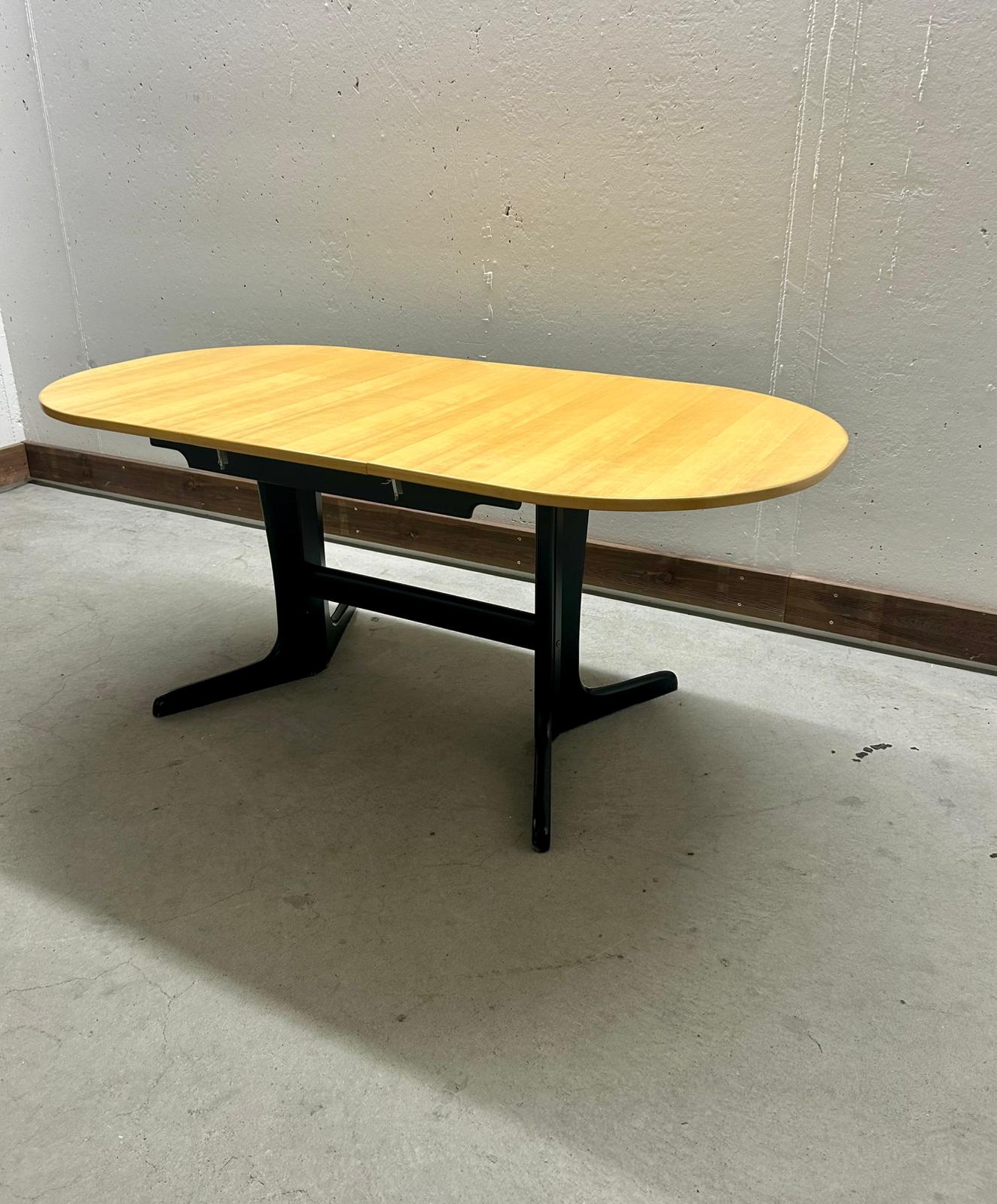Ausziehbarer Esstisch helles Holz schwarzes Gestell oval