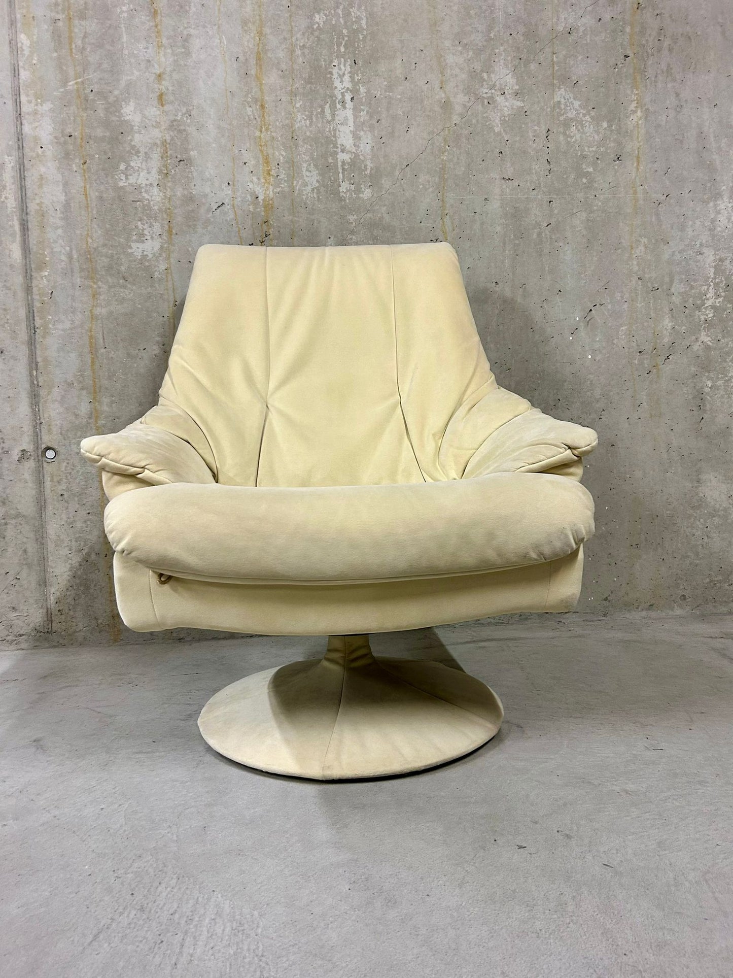 Bequemer Wildleder Sessel mit Hocker, von a.r.s, Relax Sessel