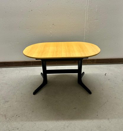 Ausziehbarer Esstisch helles Holz schwarzes Gestell oval