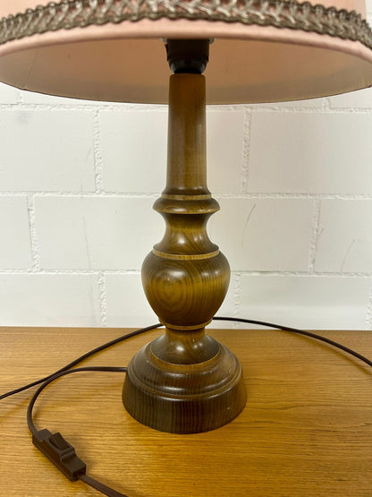 Holz Tischlampe mit rosa Lampenschirm Vintage Antiquität