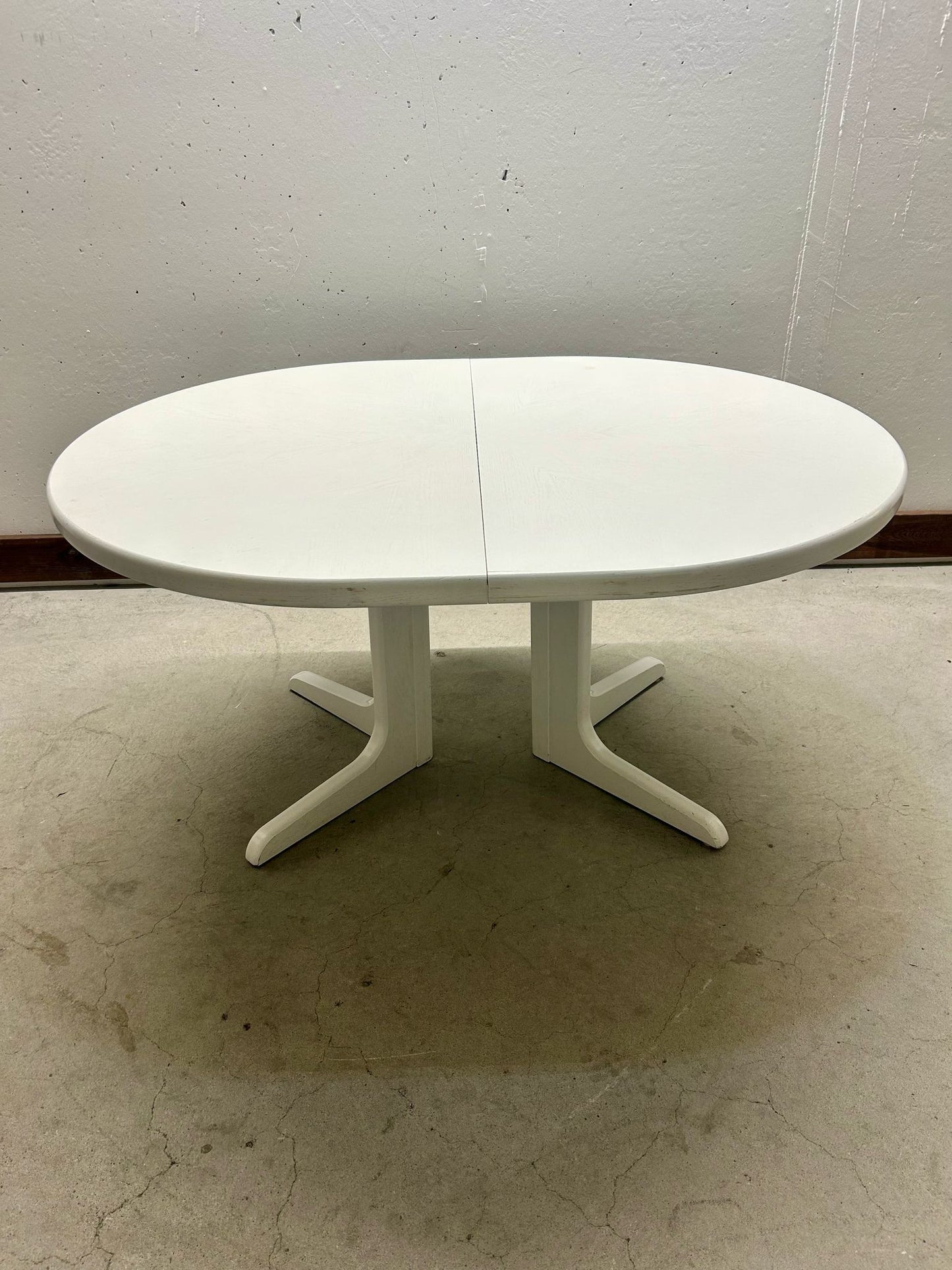 Weisser Ausziehtisch, oval, Esstisch aus massiv Holz