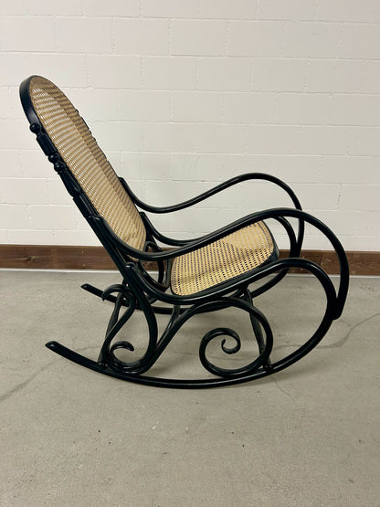 Schaukelstuhl, schwarz, Wiener Geflecht, im Thonet Stil