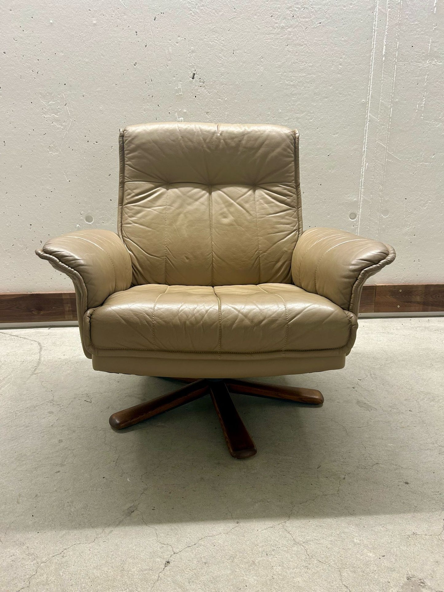 Mid-Century Leder Drehsessel, Möbelindustrie SEM