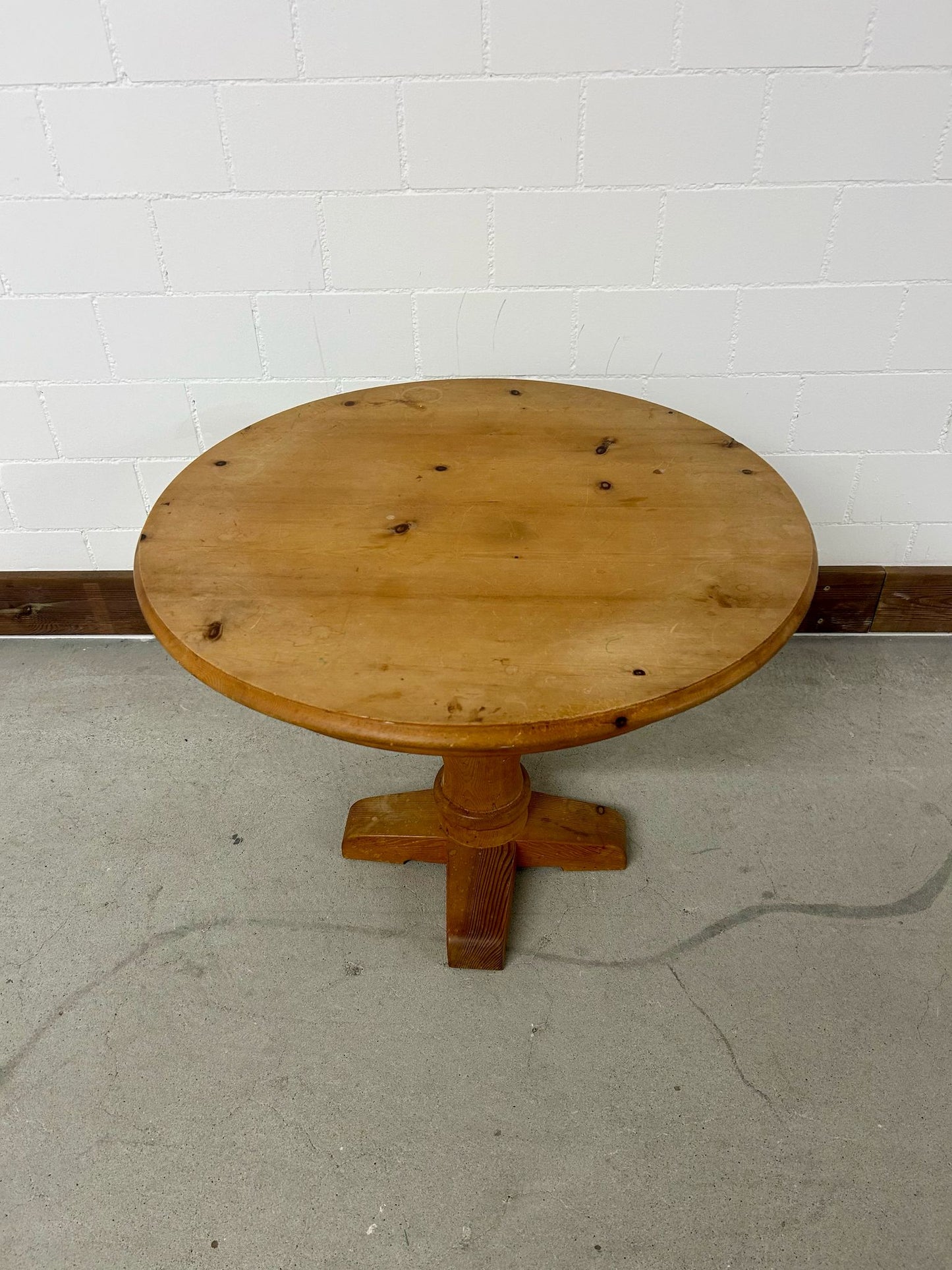 Rustikaler Beistelltisch/ Couchtisch, rund, massiv