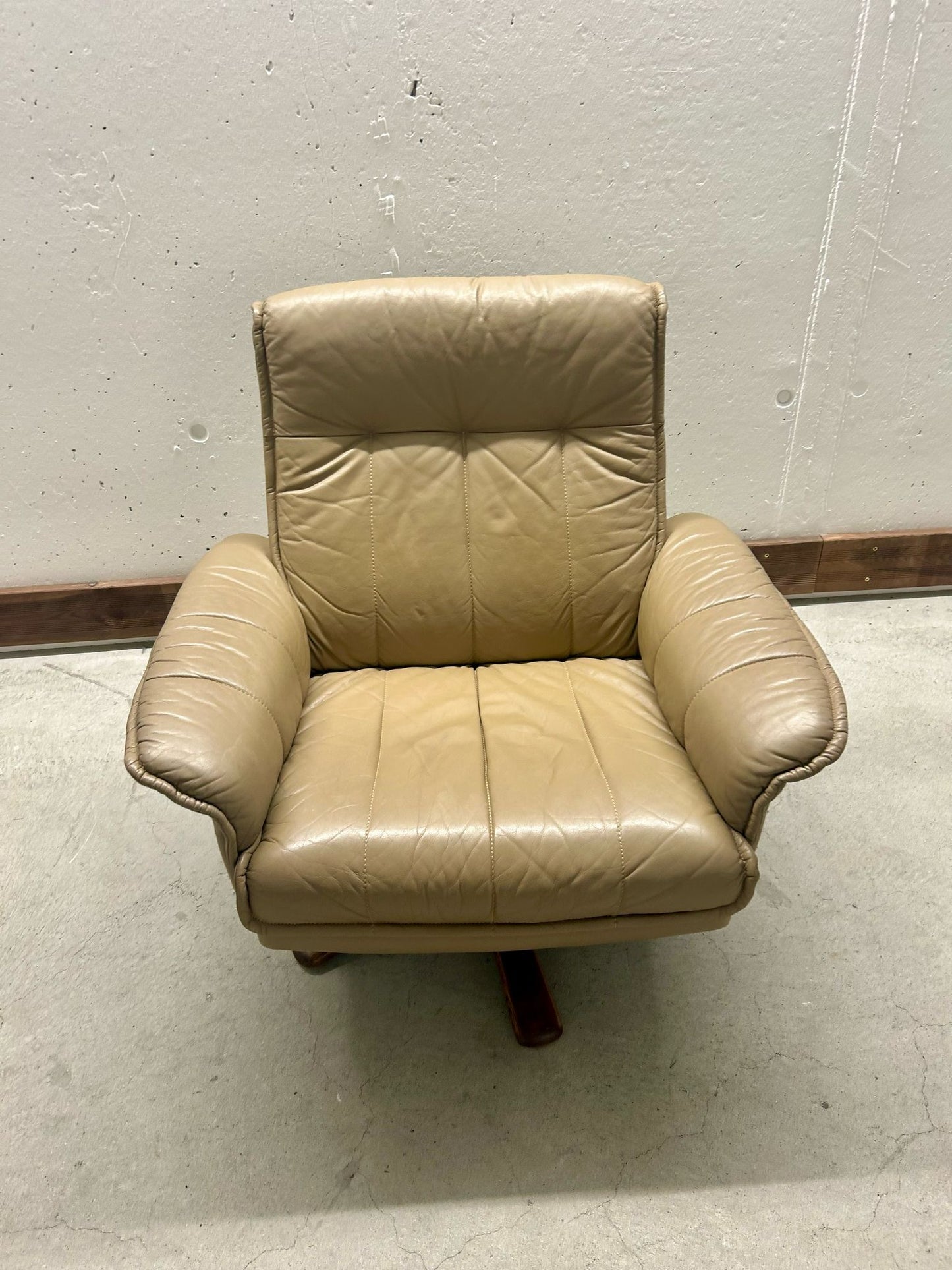Mid-Century Leder Drehsessel, Möbelindustrie SEM