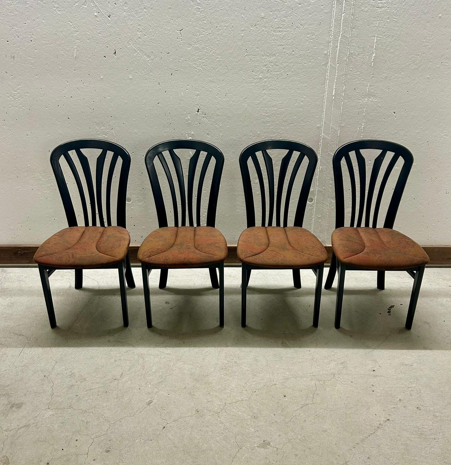 4er Set Holzstühle, Vintage Design, schwarz/orange, Top!