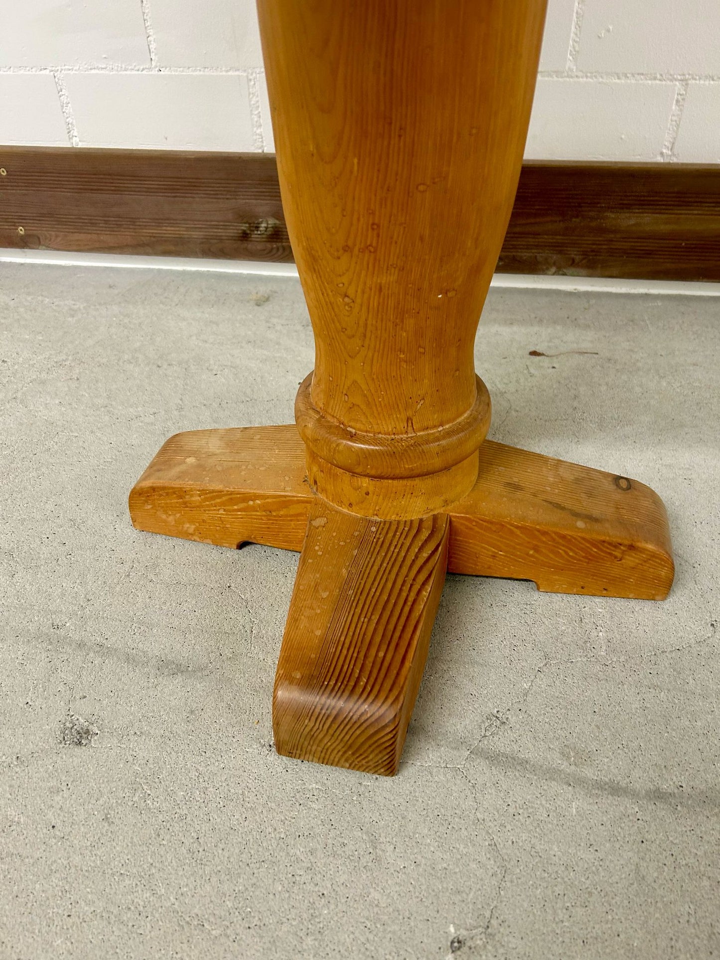 Rustikaler Beistelltisch/ Couchtisch, rund, massiv