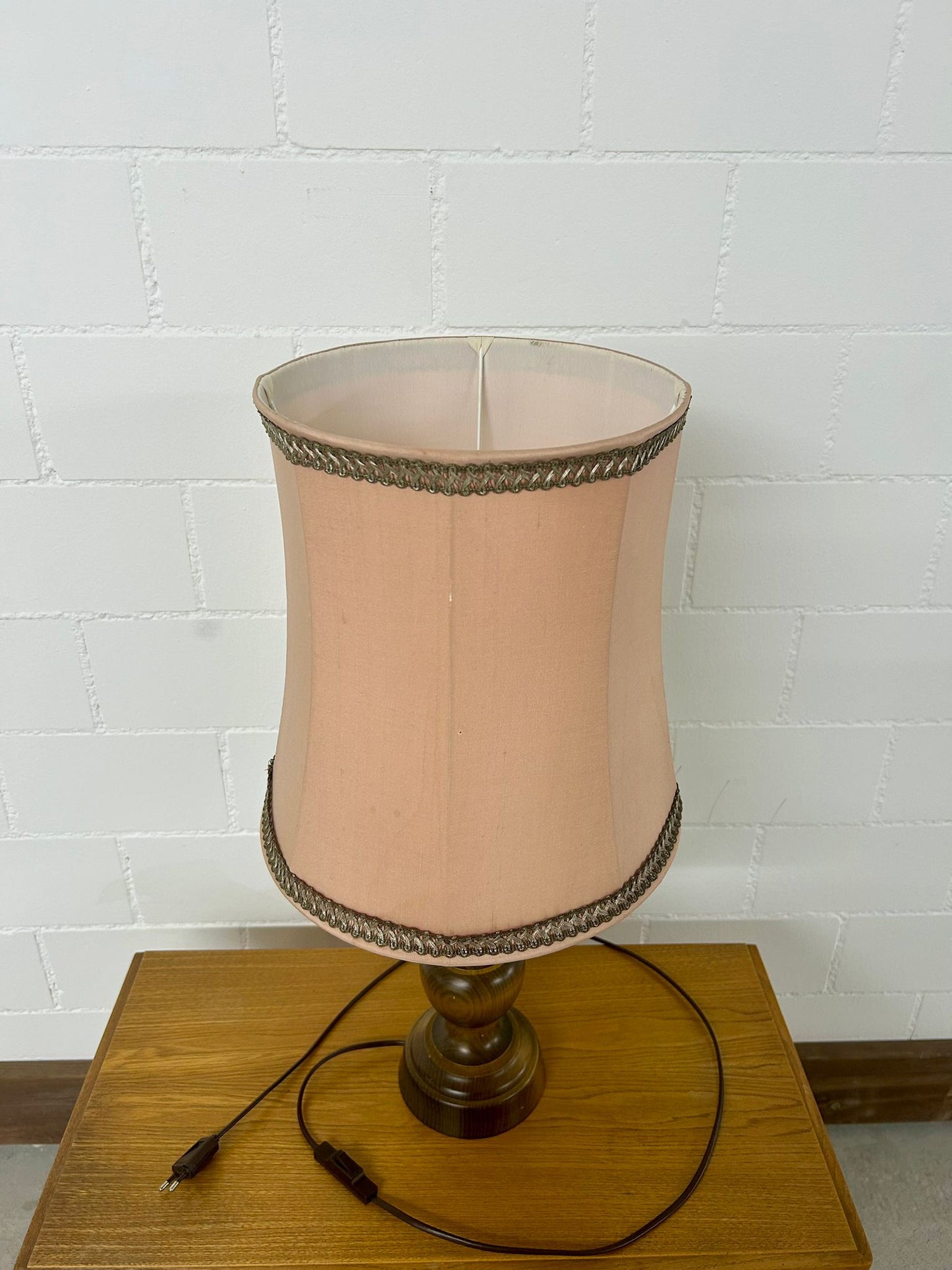 Holz Tischlampe mit rosa Lampenschirm Vintage Antiquität