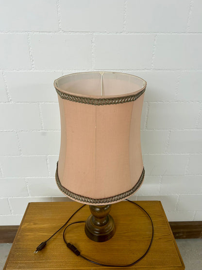 Holz Tischlampe mit rosa Lampenschirm Vintage Antiquität