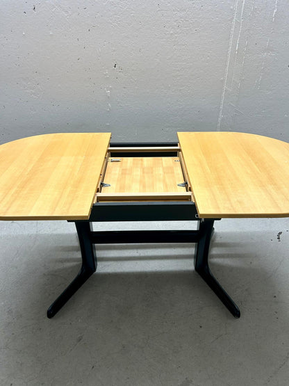 Ausziehbarer Esstisch helles Holz schwarzes Gestell oval