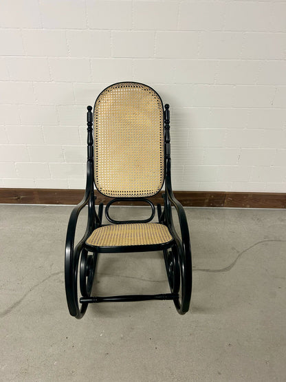 Schaukelstuhl, schwarz, Wiener Geflecht, im Thonet Stil