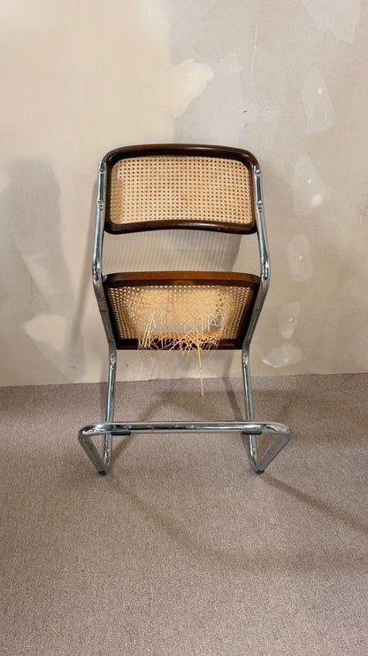 Bauhaus Freischwinger mit defektem Wiener Geflecht