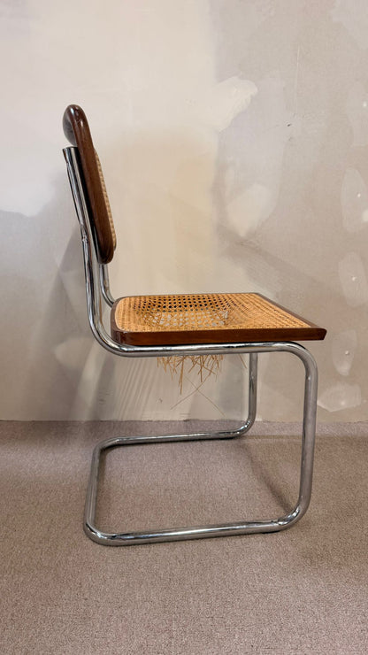 Bauhaus Freischwinger mit defektem Wiener Geflecht