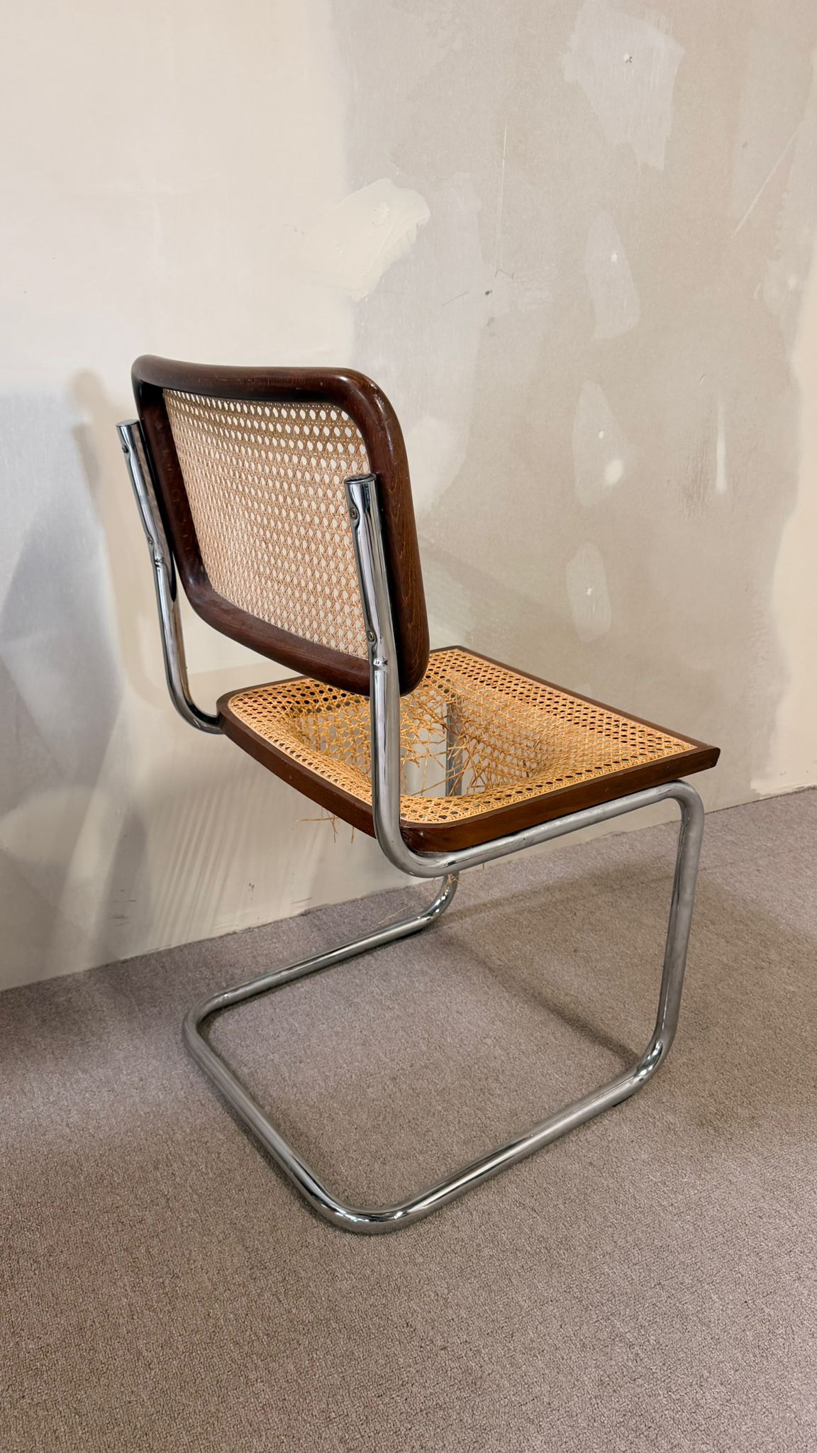Bauhaus Freischwinger mit defektem Wiener Geflecht