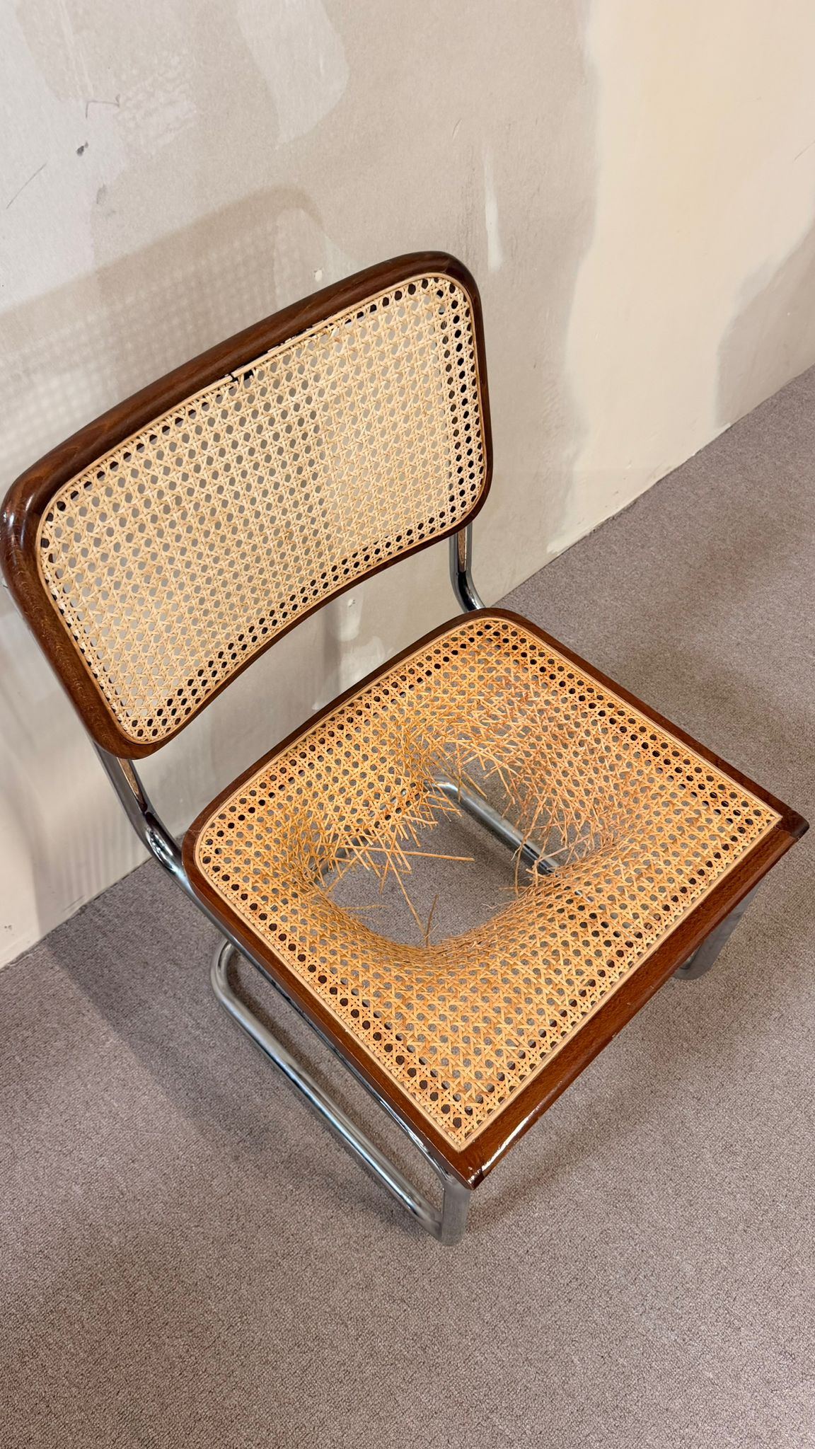 Bauhaus Freischwinger mit defektem Wiener Geflecht