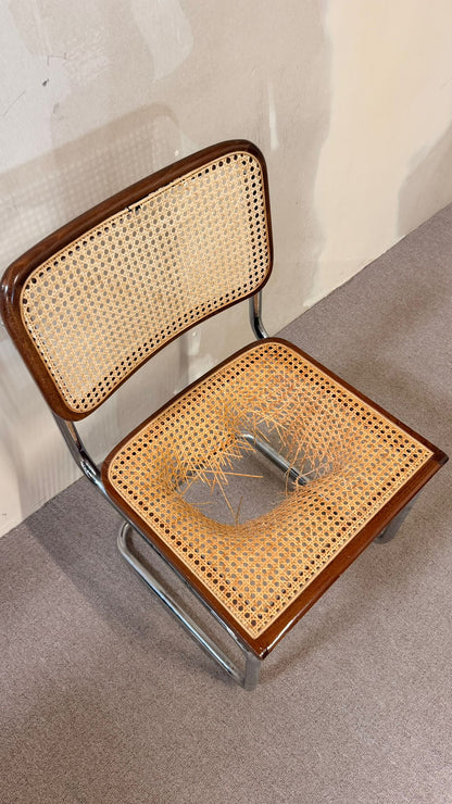 Bauhaus Freischwinger mit defektem Wiener Geflecht