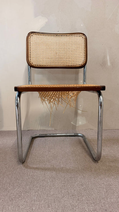 Bauhaus Freischwinger mit defektem Wiener Geflecht