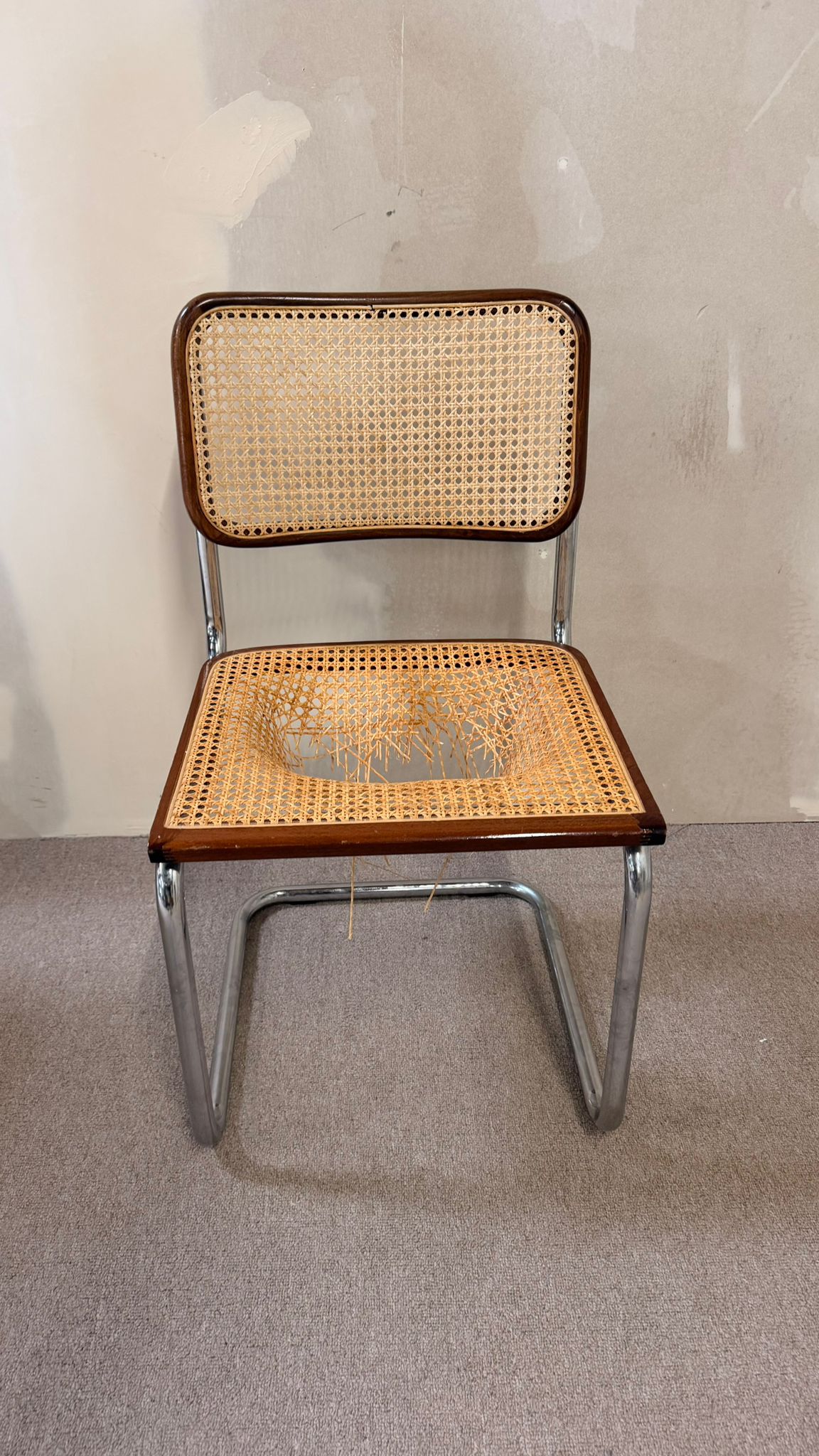 Bauhaus Freischwinger mit defektem Wiener Geflecht
