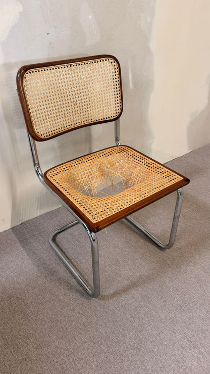 Bauhaus Freischwinger mit defektem Wiener Geflecht