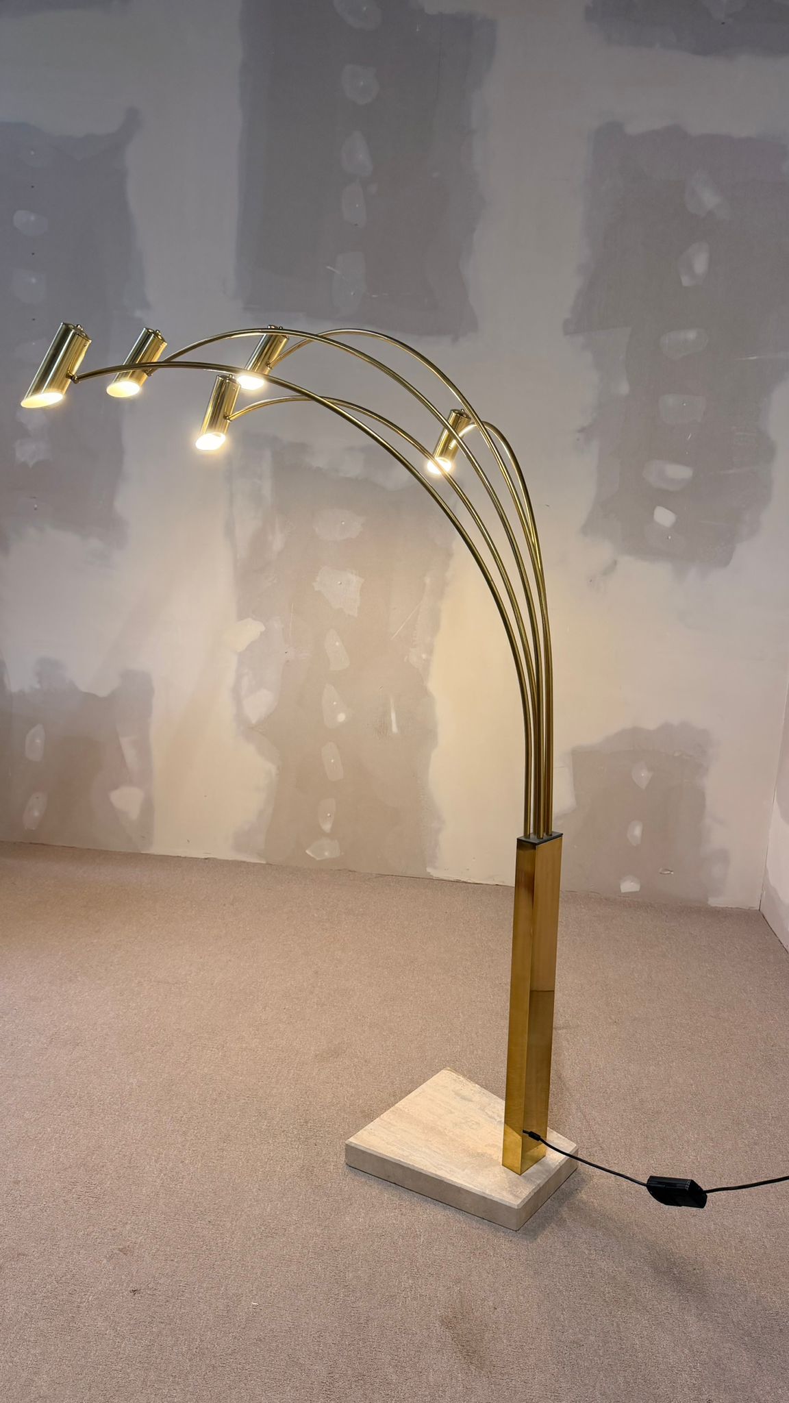 Italienische Bogenlampe mit 5 Armen Travertin Messing