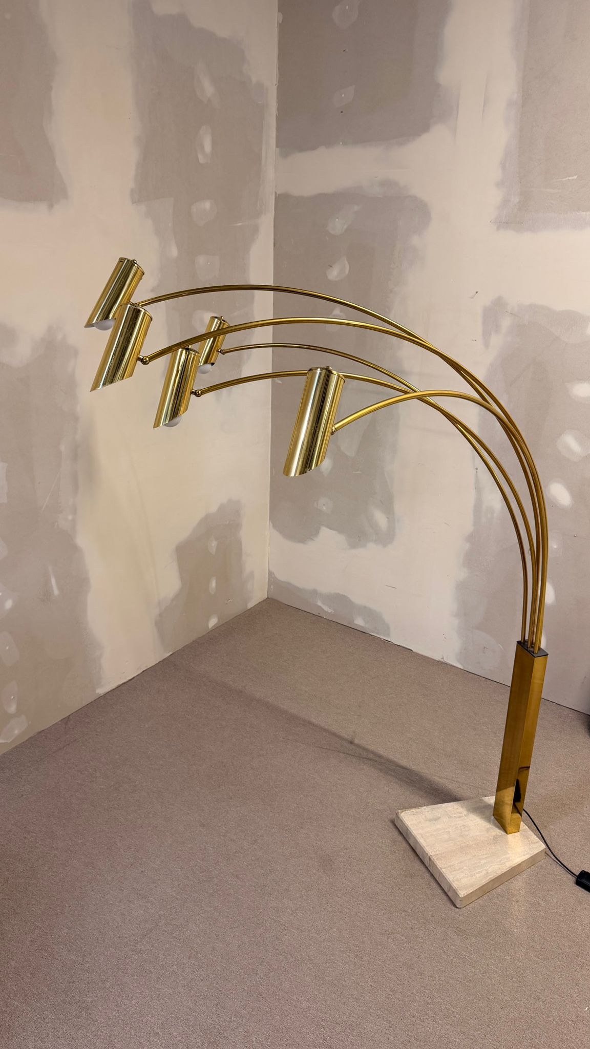 Italienische Bogenlampe mit 5 Armen Travertin Messing