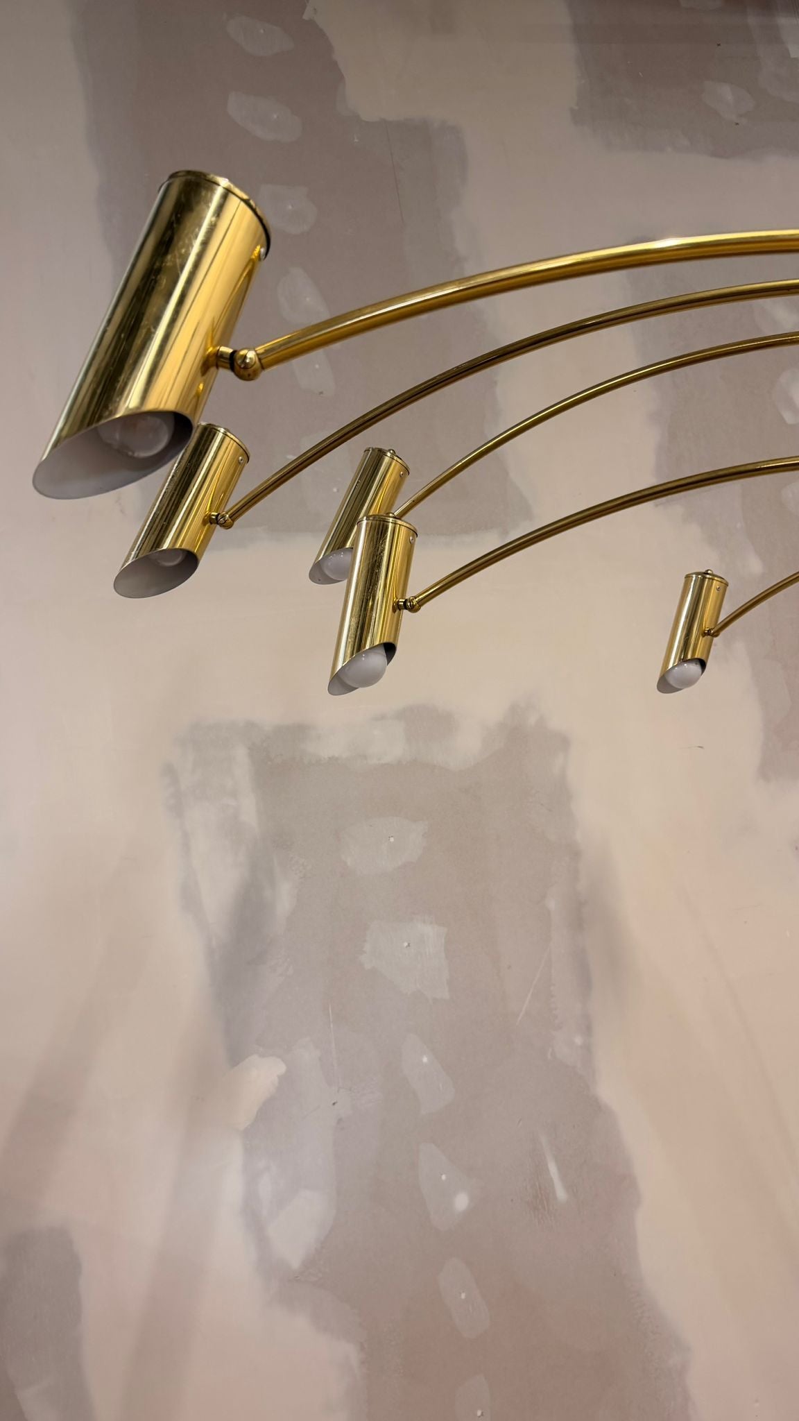 Italienische Bogenlampe mit 5 Armen Travertin Messing