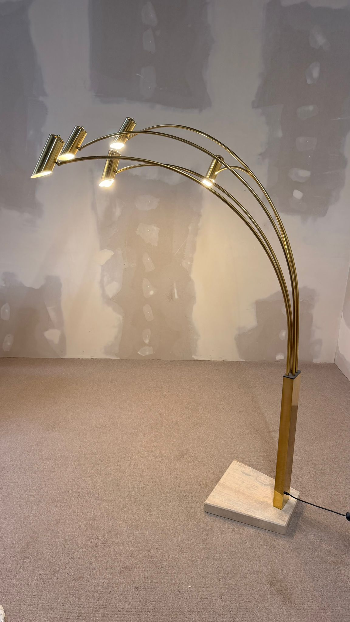 Italienische Bogenlampe mit 5 Armen Travertin Messing
