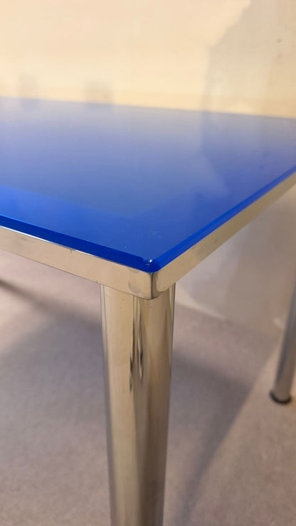 Blauer Esstisch aus Glas mit Chromfüssen
