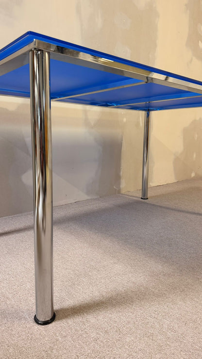 Blauer Esstisch aus Glas mit Chromfüssen