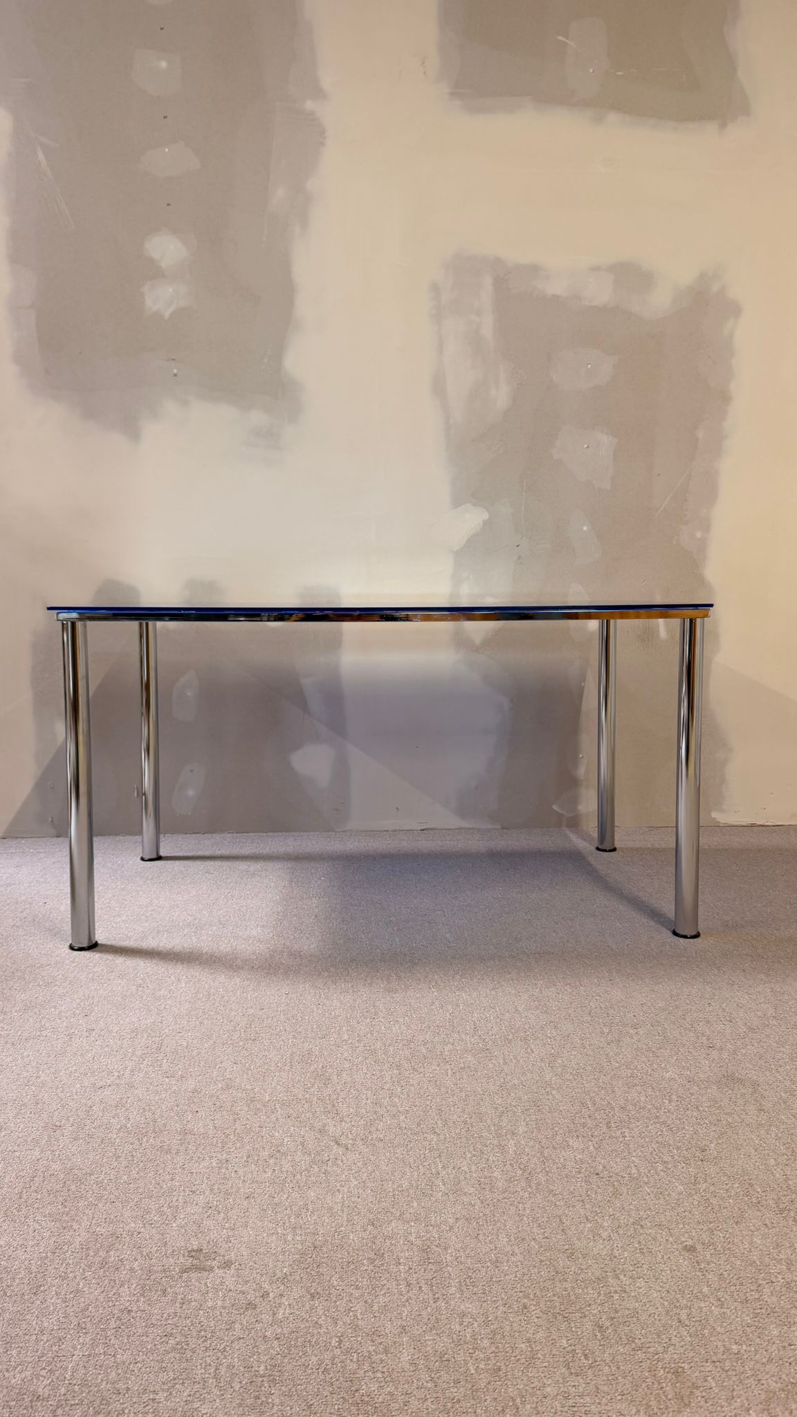 Blauer Esstisch aus Glas mit Chromfüssen
