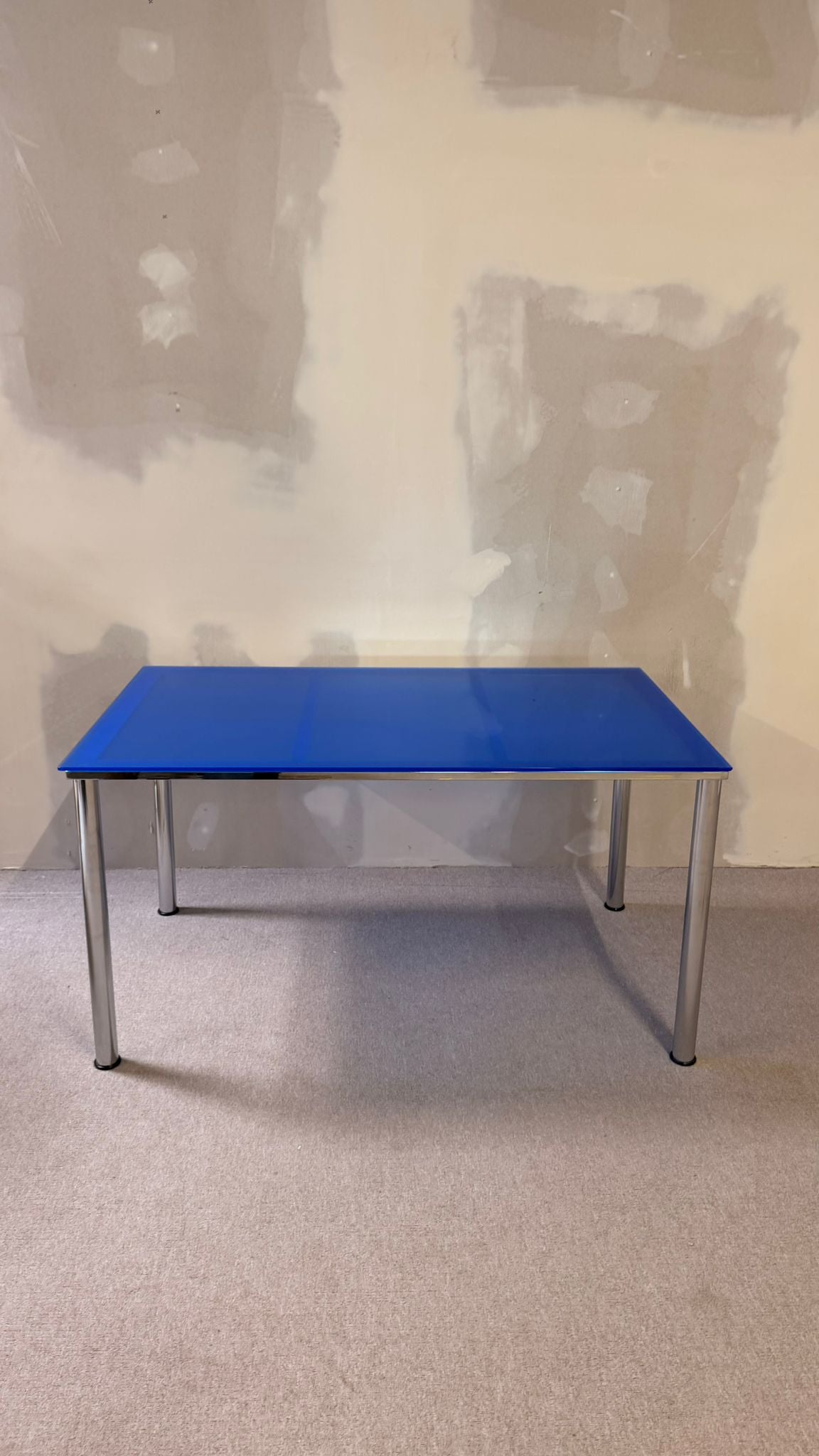 Blauer Esstisch aus Glas mit Chromfüssen