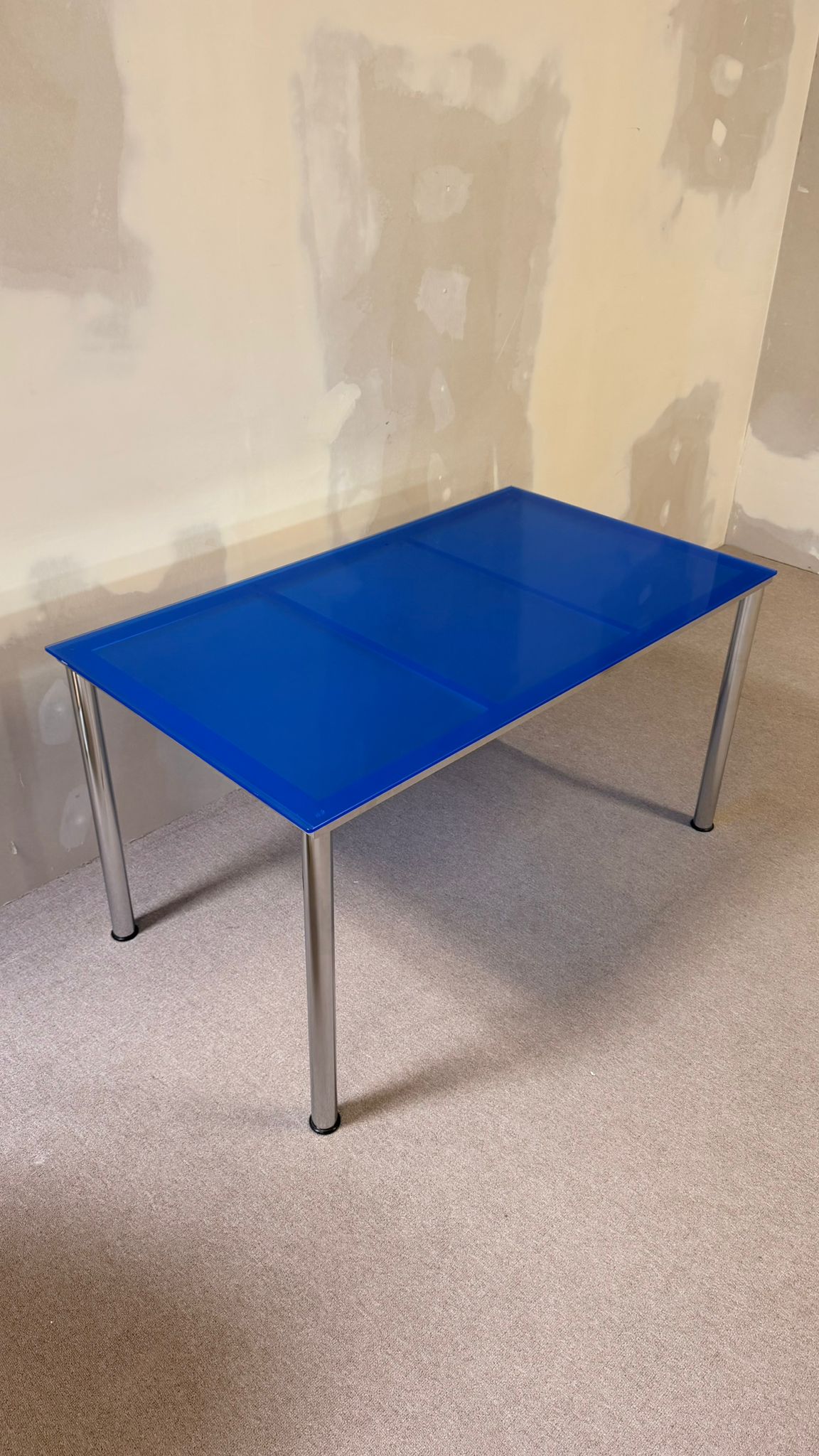Blauer Esstisch aus Glas mit Chromfüssen
