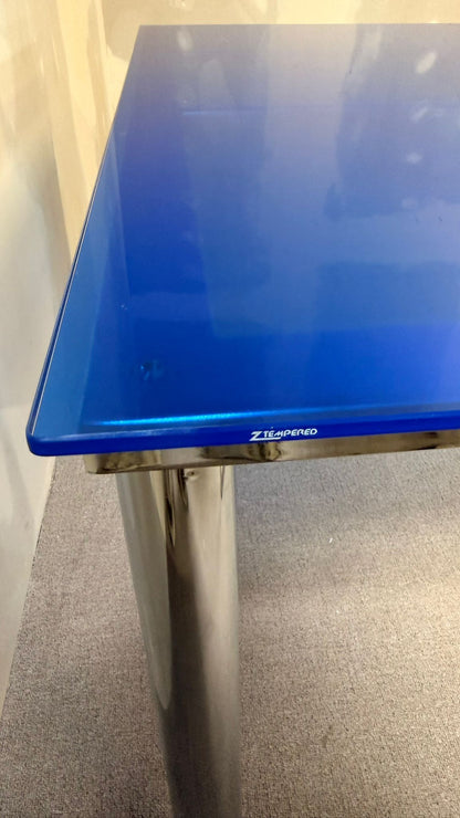 Blauer Esstisch aus Glas mit Chromfüssen