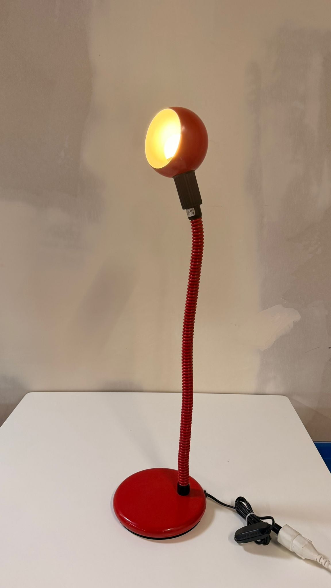 Rote italienische Space Age Tischlampe mit Schwanenhals 70`s