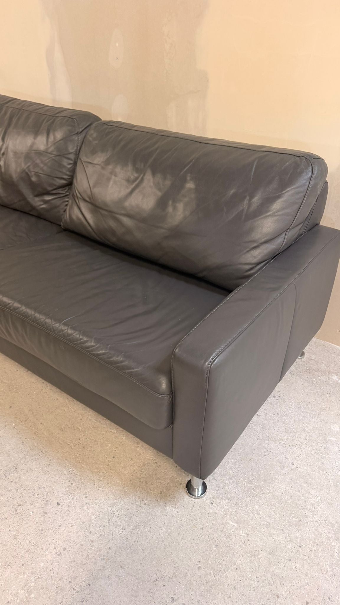 Modernes Ledersofa in dunkelgrau 3-Sitzer