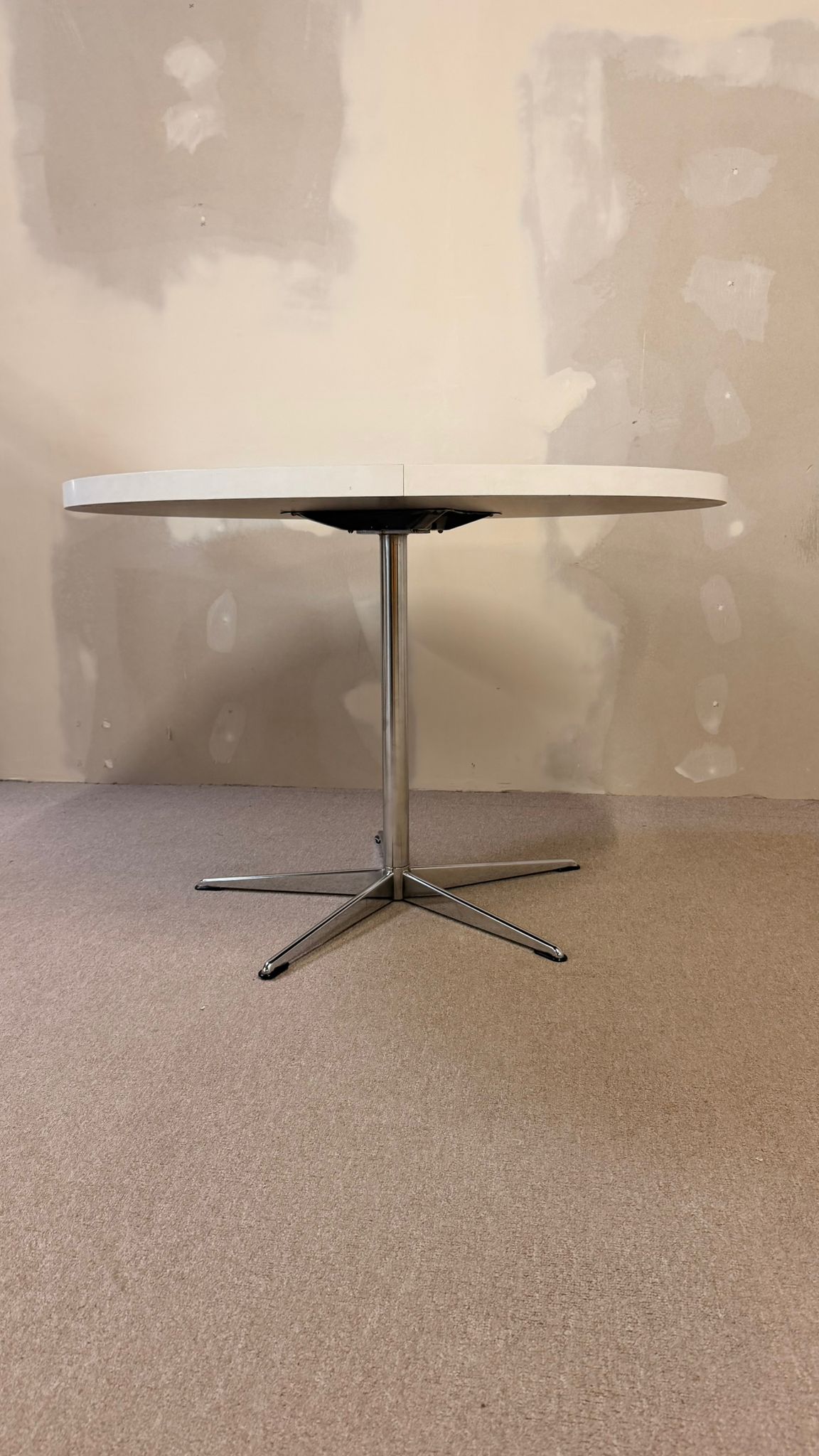 Runder vintage Tisch weiss mit Chromfuss in Sternenform