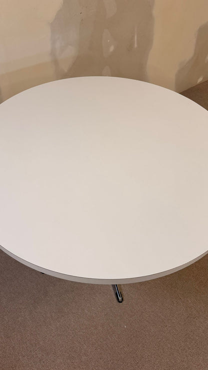 Runder vintage Tisch weiss mit Chromfuss in Sternenform