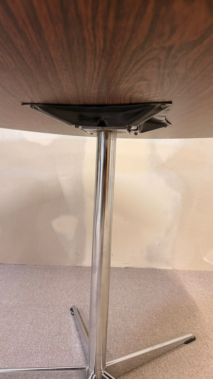 Runder vintage Tisch weiss mit Chromfuss in Sternenform