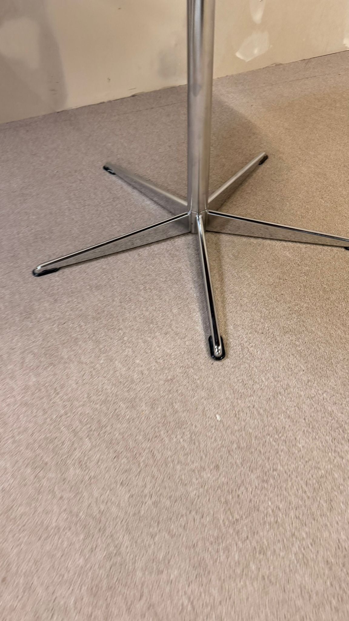 Runder vintage Tisch weiss mit Chromfuss in Sternenform