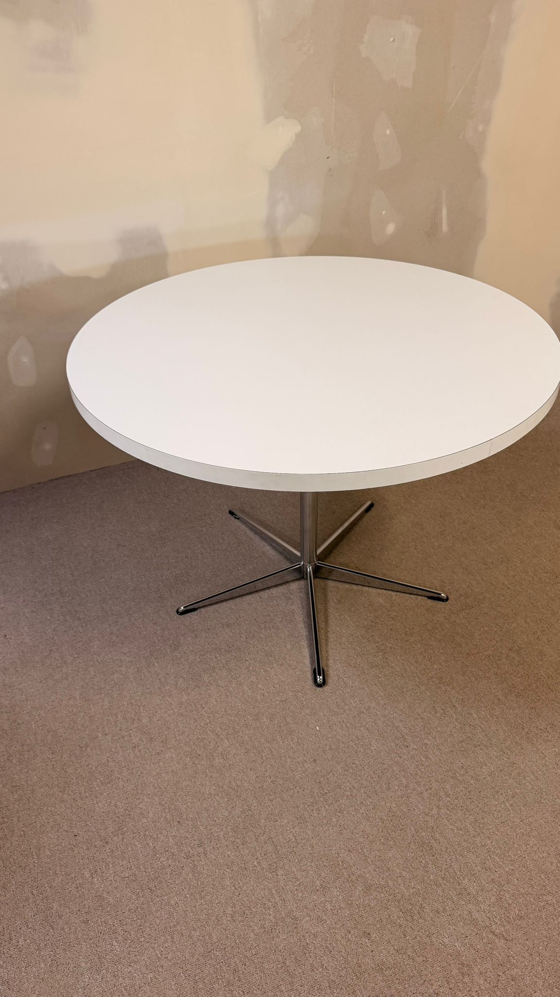 Runder vintage Tisch weiss mit Chromfuss in Sternenform